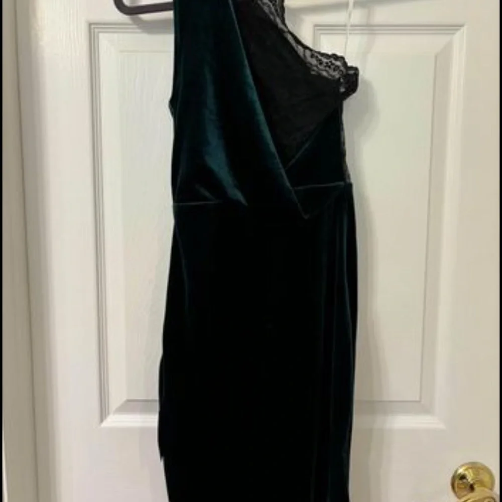 Lulu’s NWT- Gorgeous hunter green velvet cocktail dress. - Picture 2 of 6